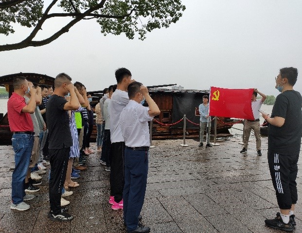 站在红船旁进行入党宣誓